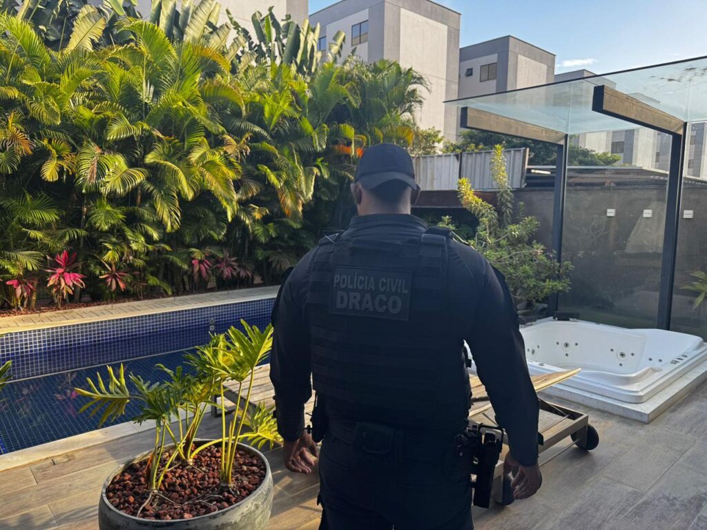 Mansão no bairro SIM, em Feira, foi um dos alvos de apreensão de celulares, documentos e computadores durante a Operação Primus II